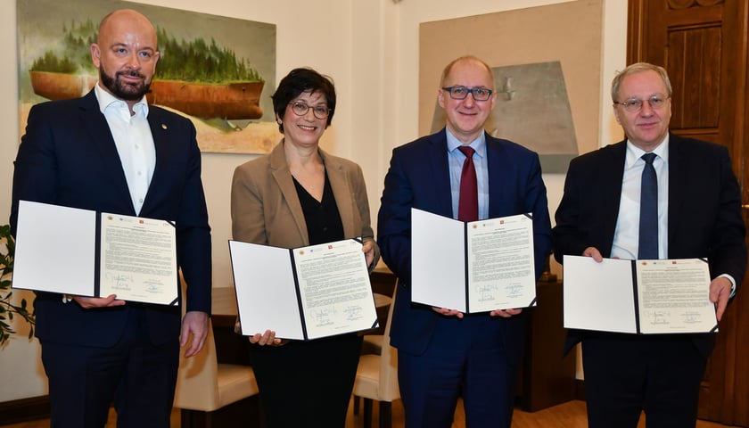 Na zdjęciu sygnatariusze listu intencyjnego w sprawie dbałości o wielokulturowe dziedzictwo Wrocławia oraz rozwój badań nad historią i kulturą Żydów na Dolnym Śląsku: Jacek Sutryk, prezydent Wrocławia; Bente Kahan, prezeska Fundacji Bente Kahan; prof. Arkadiusz Wójs, rektor Politechniki Wrocławskiej; prof. Robert Olkiewicz, rektor Uniwersytetu Wrocławskiego.