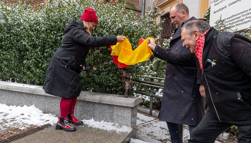Odsłonięcie figurki krasnala - studentki z twarzą pani Renaty Otolińskiej