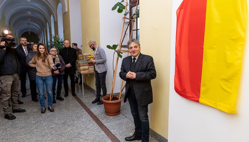 Odsłonięcie pamiątkowej tablicy w gmachu Instytutu Filologii Polskiej