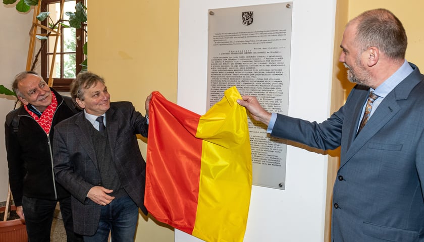 Odsłonięcie pamiątkowej tablicy w gmachu Instytutu Filologii Polskiej