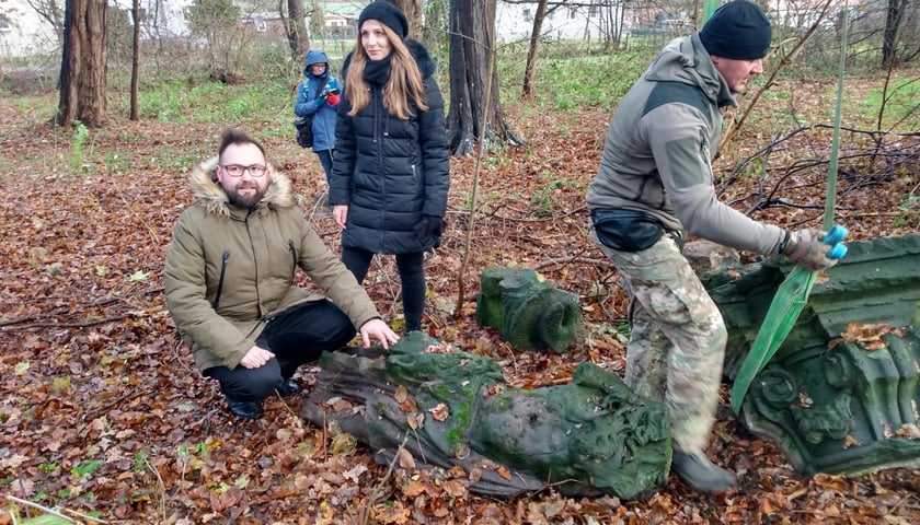 Dr Tomasz Sielicki i Joanna Biniek przy odnalezionych fragmentach figury Neptuna