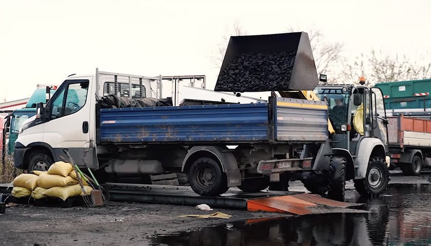 Do składów opału dotarły pierwsze partie węgla, które wrocławianie odbierają w preferencyjnych cenach