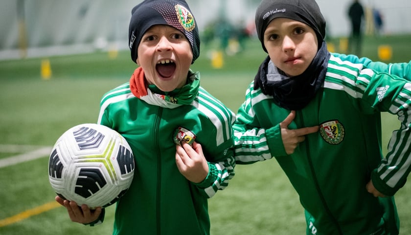 Na zdjęciu dwóch chłopców, młodych piłkarzy podczas treningu