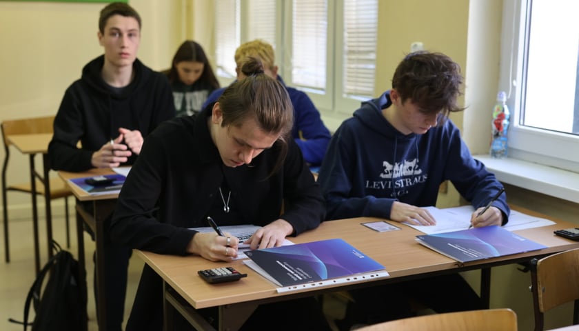 Na zdjęciu uczniowie XV LO we Wrocławiu podczas próbnej matury 2023