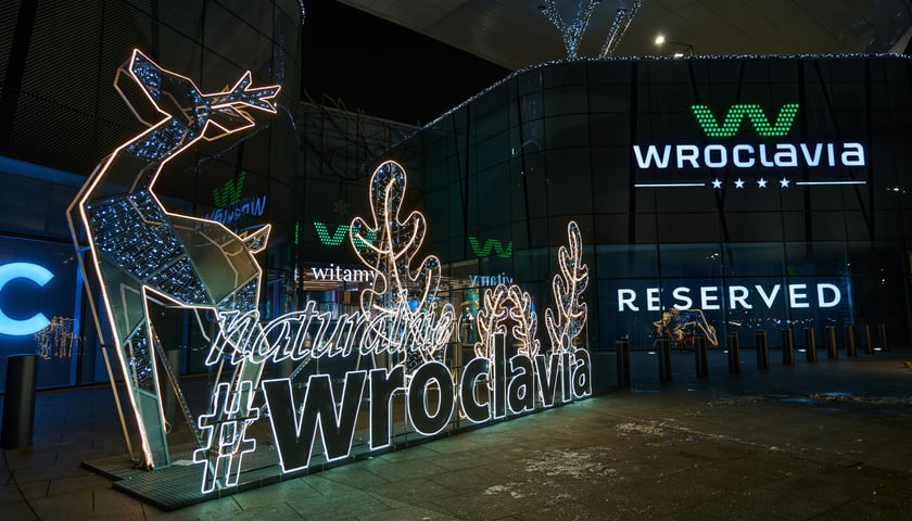 Na zdjęciu: galeria Wroclavia i świąteczne iluminacje