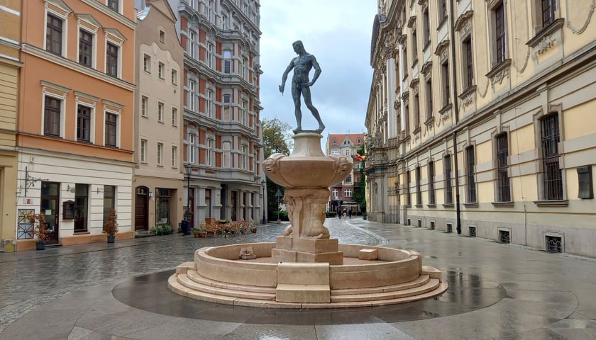 Na zdjęciu fontanna z szermierzem na placu Uniwersyteckim we Wrocławiu