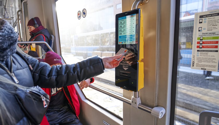 Jeśli twoja plastikowa karta płatnicza została zablokowana w kasowniku w pojeździe komunikacji miejskiej podczas próby zakupu biletu, w prosty sposób możesz ją odblokować. Na zdjęciu widać kasownik w pojeździe komunikacji miejskiej