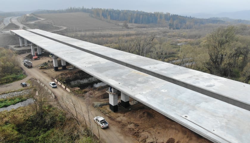 Na zdjęciu wiadukt drogowy budowany na trasie S3, widok z drona