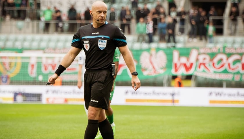 Na zdjęciu sędzia piłkarski Szymon Marciniak na boisku 