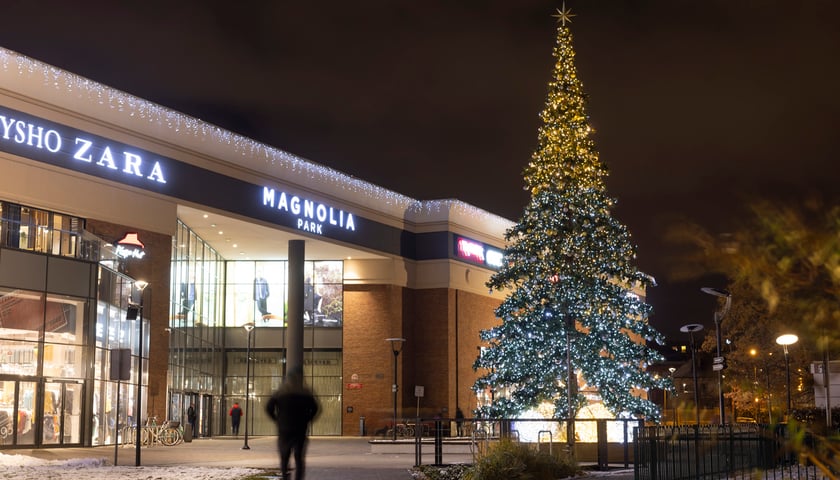Sprawdziliśmy, czy w okresie świąteczno-noworocznym będą otwarte galerie handlowe we Wrocławiu. Na zdjęciu wejście do centrum handlowego Magnolia we Wrocławiu.