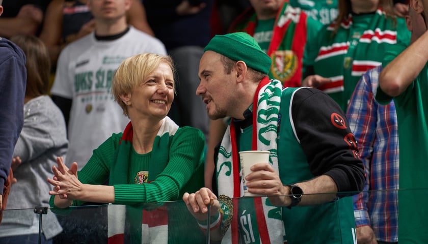 Kibice, cherleaderki i koszykarze podczas meczu Śląsk Wrocław - Arka Gdynia w Hali Orbita, 17 grudnia 2022 r.