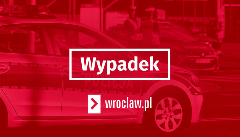 Na czerwonej grafice biały napis "wypadek"