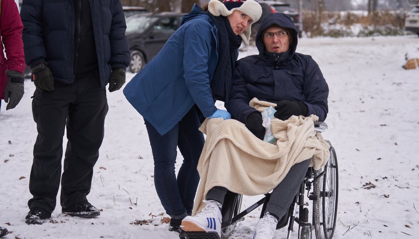 Wrocławianin Rafał Fabich ponad rok temu doznał rozległego udaru mózgu i potrzebuje  kosztownej rehabilitacji
