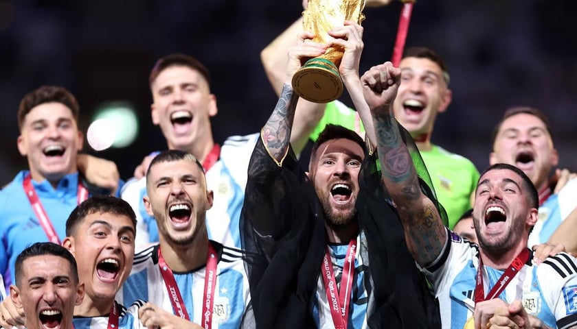 Na zdjęciu szczęśliwy Leo Messi i reprezentacja Argentyny z Pucharem Świata