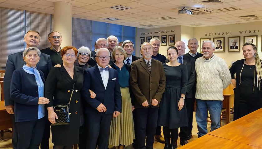 Na zdjęciu: 73-letni Tadeusz Sawicki w towarzystwie gości przybyłych na publiczną obronę pracy doktorskiej
