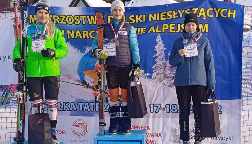 Na zdjęciu medalistki w slalomie gigancie kobiet. Od lewej: Wiktoria Choręziak (srebro), Aleksandra Andrejko (złoto), Magdalena Łaś (brąz).
