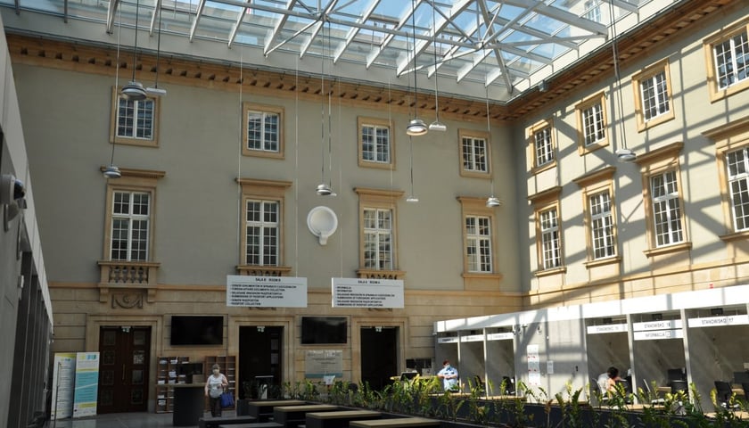 Na zdjęciu widać salę w Urzędzie Wojewódzkim we Wrocławiu. Tam składa się wnioski o paszport
