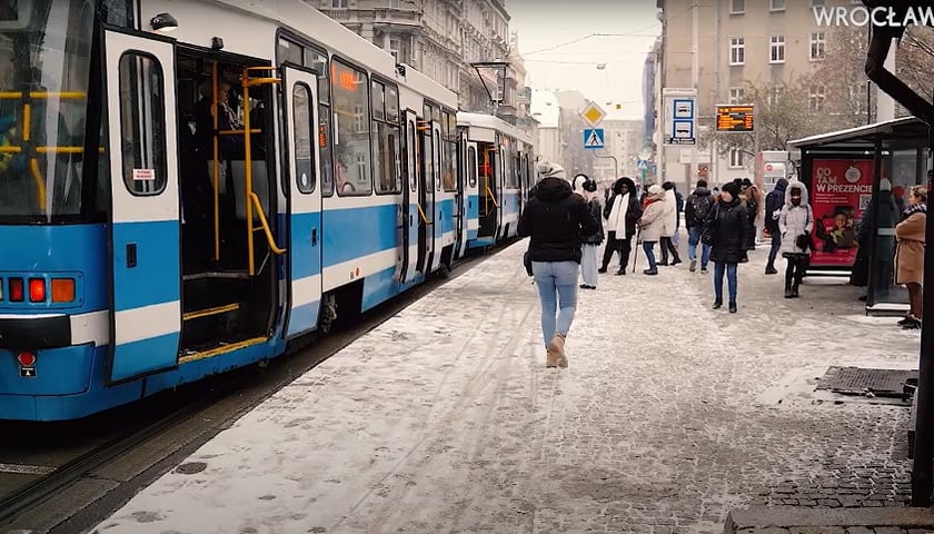 Na zdjęciu: tramwaj z otwartymi drzwiami i pasażerowie przy przystanku Jedności Narodowej