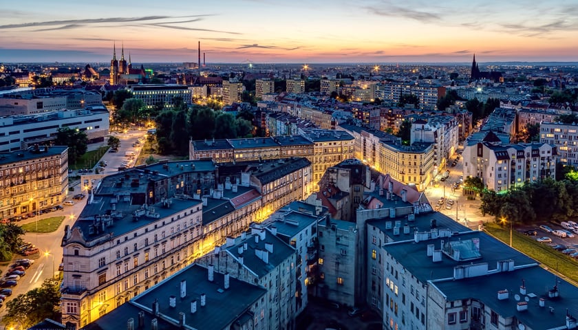 Na zdjęciu nocna panorama Wrocławia z okolic ulicy Szczytnickiej. Zdjęcie ilustracyjne