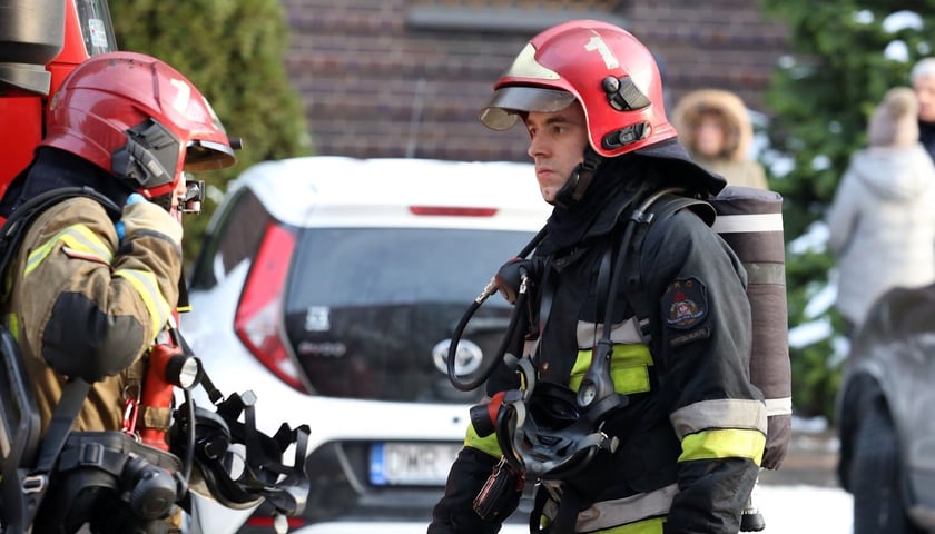 Na zdjęciu: strażak interweniujący 19 grudnia przy pożarze w komendzie policji we Wrocławiu