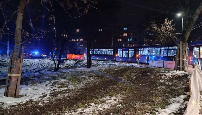 Na zdjęciu policja i tramwaj na pętli w Leśnicy po odnalezieniu zwłok 74-letniej kobiety
