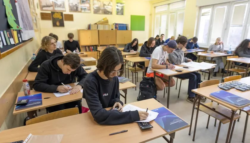 Na zdjęciu widać uczniów jednej z wrocławskich szkół  średnich, którzy piszą próbną maturę