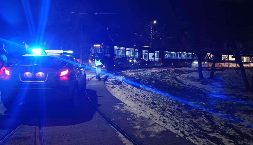 Na zdjęciu radiowóz policyjny i tramwaj na torowisku przy pętli w Leśnicy we wtorkowy wieczór, 20 grudnia 2022 r. po śmiertelnym wypadku