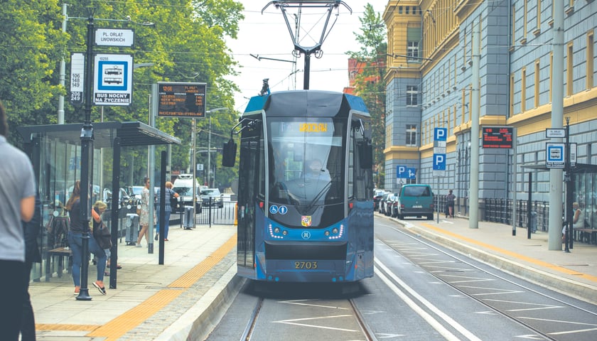 Na zdjęciu: tramwaj i wrocławianie przy przystanku Orląt Lwowskich