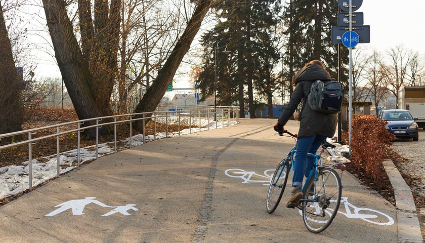 Na zdjęciu: rowerzystka podjeżdżająca nowym łącznikiem na most Grunwaldzki od strony bulwaru Kaczyńskich
