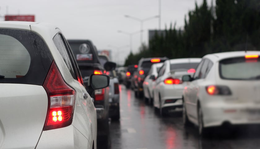 Na zdjęciu widać stojące samochody na autostradzie