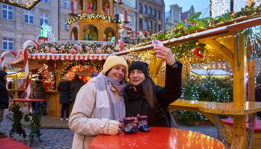 Koleżanki robią sobie selfie na wrocławskim jarmarku