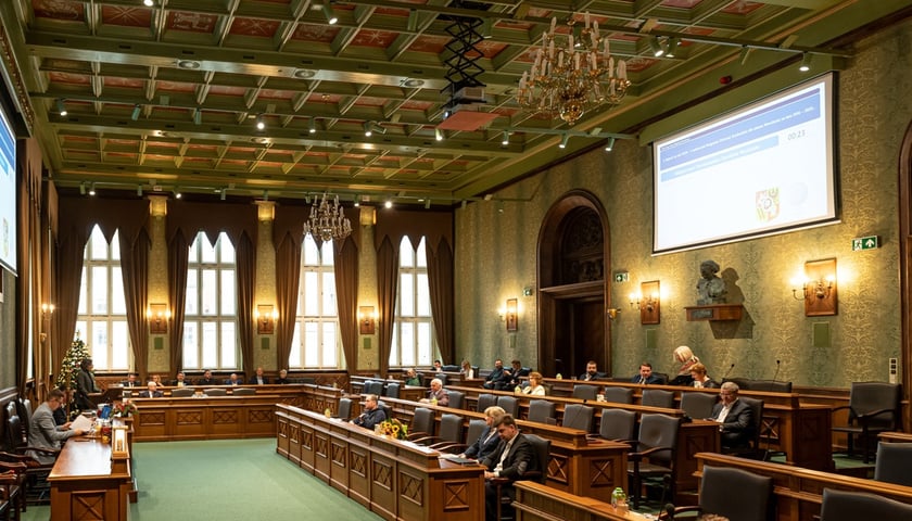Sesja Rady Miejskiej Wrocławia, 22.12.2022. Na zdjęciu sala sesyjna we wrocławskich Sukiennicach.