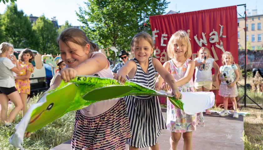 Festiwal Podwórkowy, Mikrogranty 2022. Na zdjęciu roześmiane kilkuletnie dziewczynki podczas zabawy na imprezie plenerowej