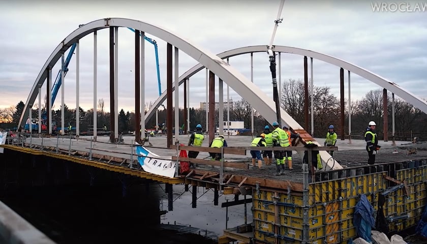 Kadr z filmu: robotnicy na moście podczas betonowania płyty pomostowej