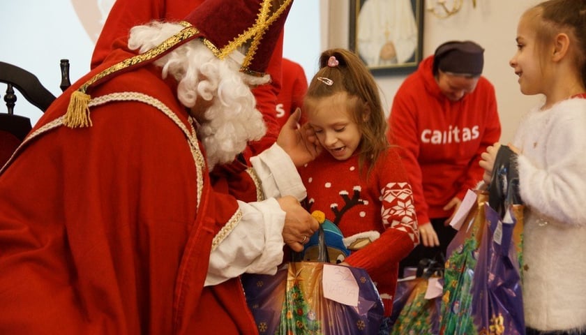 Na zdjęciu widać Świętego Mikołaja i dzieci