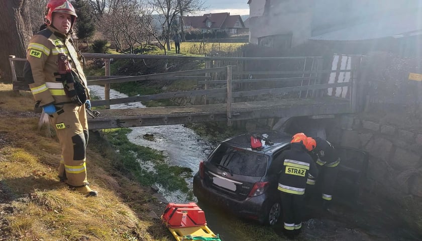 Wypadek w Sadach Dolnych na Dolnym Śląsku, auto wpadło do rzeki