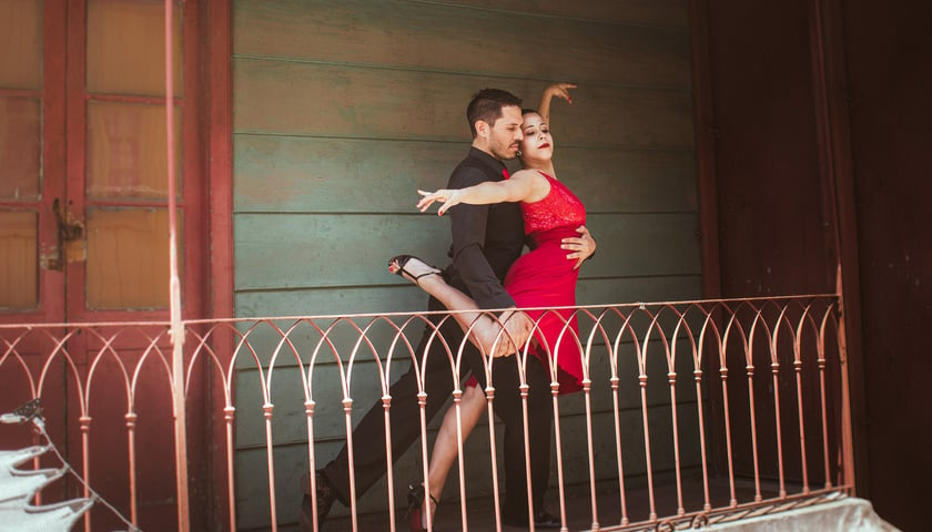Na zdjęciu: kobieta i mężczyzna tańczą tango. Nauka tańca to jedno z noworocznych postanowień...