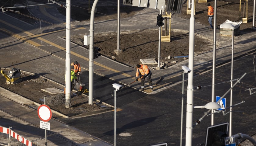 Na zdjęciu: drogowcy w trakcie przebudowy ulicy Popowickiej w ramach budowy nowej linii tramwajowej