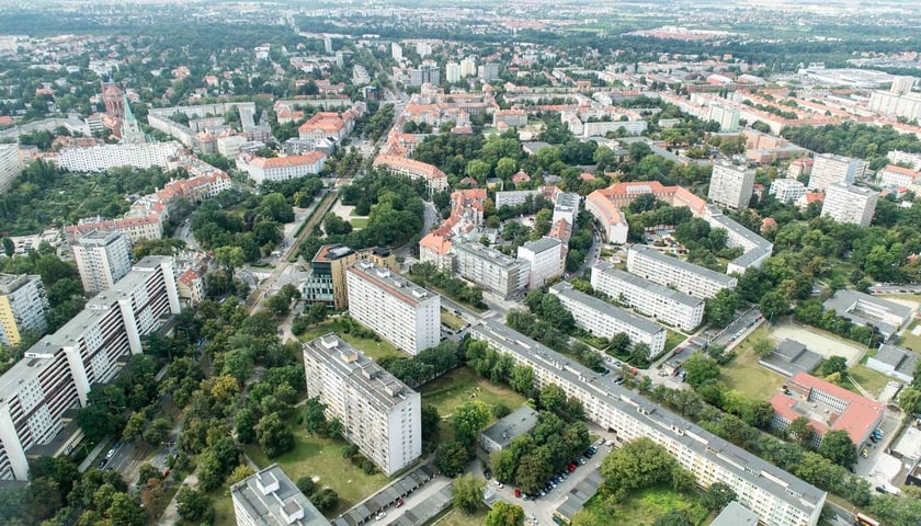 Na zdjęciu panorama Wrocławia z blokami mieszkalnymi
