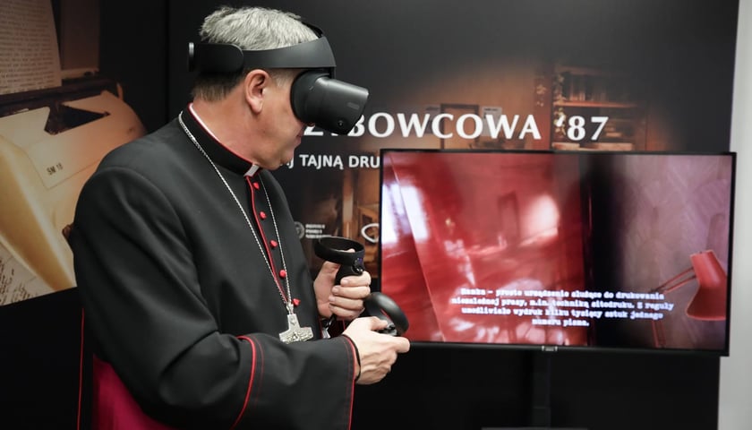 Na zdjęciu prezentacja gry "Szybowcowa'87" z udziałem m.in. arcybiskupa Józefa Kupnego