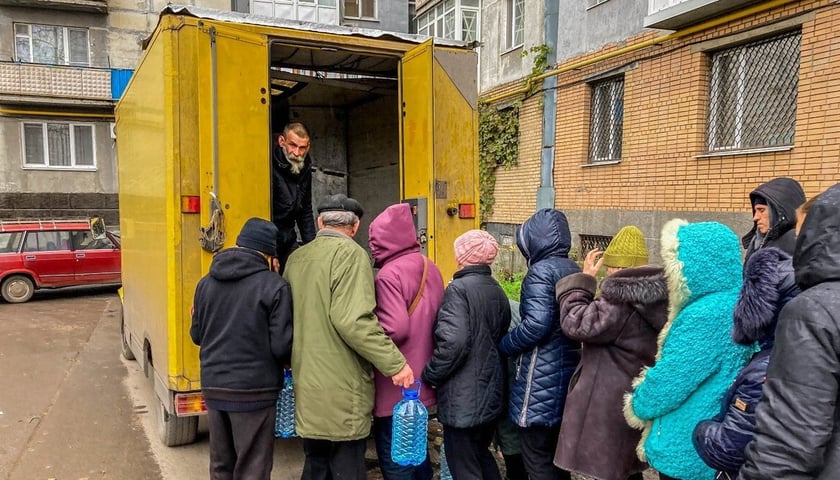 Mikołaj z Kramatorska. Donbas, grudzień 2022. Stara furgonetka Mikołaja to wrak samochodu. Drzwi trzymają się na sznurek.