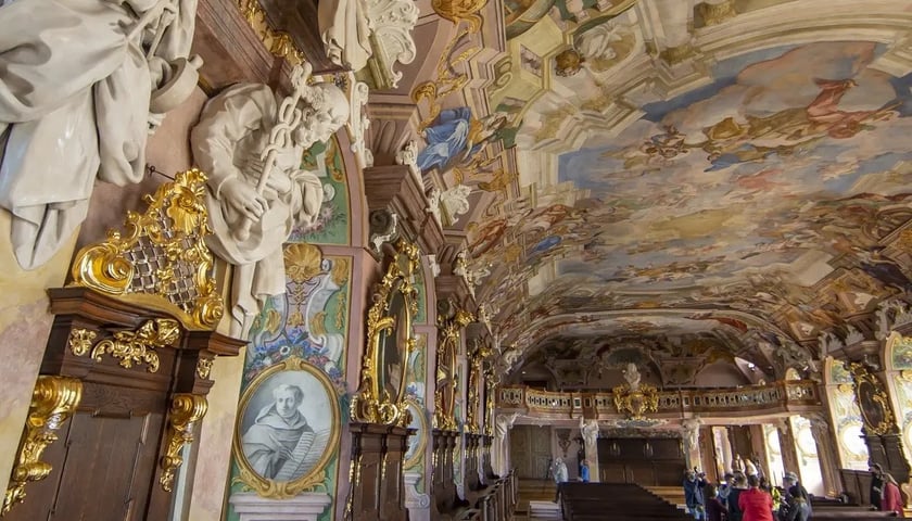 Na zdjęciu barokowe wnętrze Auli Leopoldyńskiej w gmachu głównym Uniwersytetu Wrocławskiego