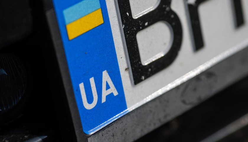 Чи повинен громадянин України, який проживає в Польщі, перереєструвати автомобіль? 