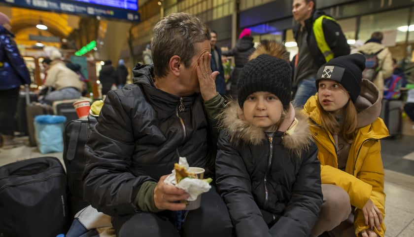 Marzec 2022. Uchodźcy z Ukrainy na Dworcu Głównym we Wrocławiu. W pierwszych tygodniach wojny pomoc dla uchodźców na dworcu PKP opierała się niemal całkowicie na spontanicznym zaangażowaniu wrocławskich wolontariuszy