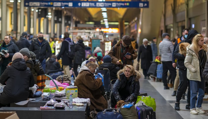 Marzec 2022. Uchodźcy z Ukrainy na Dworcu Głównym we Wrocławiu. W pierwszych tygodniach wojny pomoc dla uchodźców na dworcu PKP opierała się niemal całkowicie na spontanicznym zaangażowaniu wrocławskich wolontariuszy.