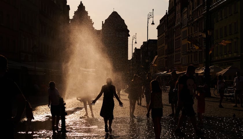 Fala upałów we Wrocławiu. W lipcu 2022 słupki rtęci pokazywały nawet do 38 stopni Celsjusza w cieniu. IMGW wydało ostrzeżenie przed upałami trzeciego ? najwyższego stopnia. Na zdjęciu kurtyna wodna na wrocławskim Rynku. W tym samym miesiącu na Brochowie otwarto nowy basen.