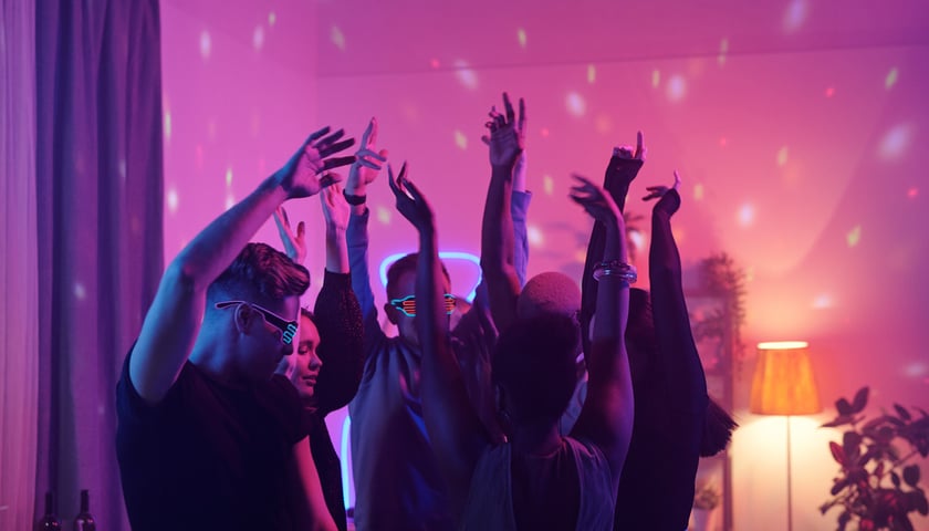 Na zdjęciu osoby bawiące się na domowej imprezie (zdjęcie ilustracyjne)