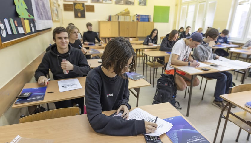 Na zdjęciu uczniowie XV Liceum Ogólnokształcącego we Wrocławiu podczas pisania próbnej matury w nowej formule (grudzień 2022)