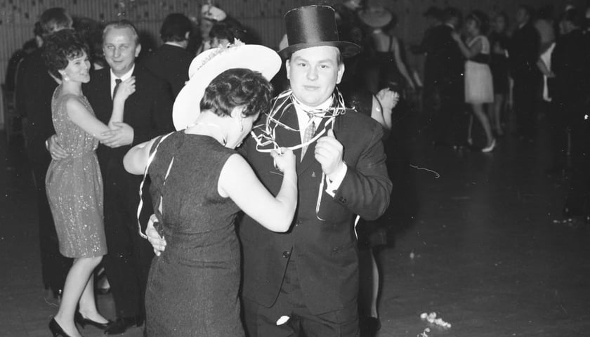 Bal sylwestrowy, rok 1968. Tańczące pary