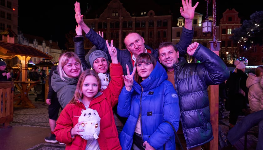 Na zdjęciu widać grupę ludzi na wrocławskim Rynku, w sylwestrową noc